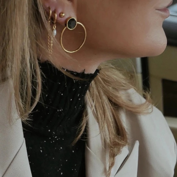 ◾️18K Gold Plated Black Round Resin Earrings - Picture 2 of 10